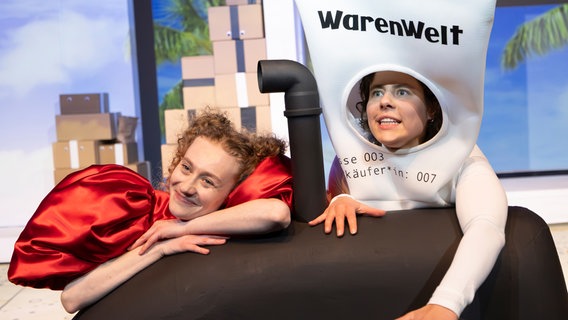 zwei Schauspielerinnen in Kostümen auf der Bühne © Junges SchauSpielHaus Foto: Sinje Hasheider