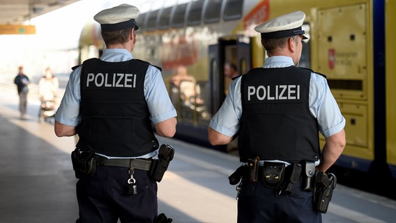 Zwei Beamte der Bundespolizei Überwachen einen Bahnsteig auf dem Hauptbahnhof in Hannover © picture alliance Foto: Holger Hollemann