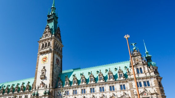 Blick nach oben auf das Hamburger Rathaus © Getty Images / iStockphoto Foto: Michael Utech