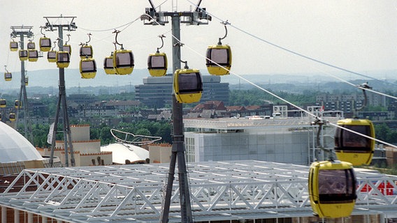 Seilbahn über dem Expo-Gelände in Hannover. © picture-alliance / Berliner Kurier Foto: Uhlemann Thomas