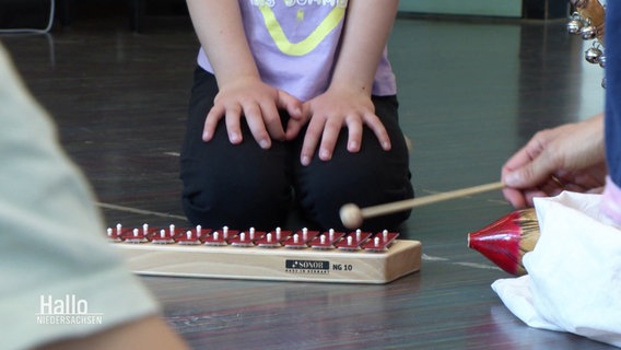 Kinder musizieren an einem Glockenspiel. © Screenshot 