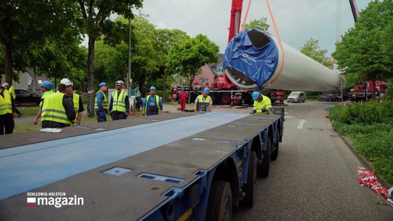 Bei der Bergung eines großen Bauteils einer Windkraftanlage, das in Elmshorn von einem Sattelschlepper gefallen war. © Screenshot 