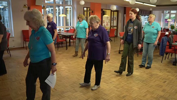 Zahlreichen Frauen stehen in Formation auf der Tanzfläche © NDR.de 