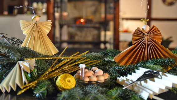 Bastelmaterial für einen Weihnachsengel aus Papier © NDR / Medienkontor Foto: Isabell Hayn