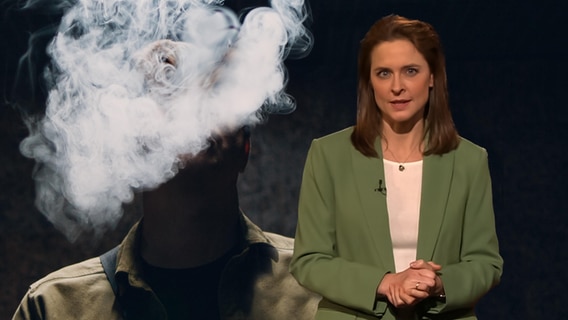 Moderatorin Kathrin Drehkopf mit Rauch im Hintergrund. © NDR 