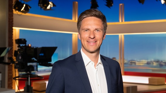 Der Moderator Arne Voigts lächelt in die Kamera. (Foto: Dirk Meußling) © NDR Foto: Dirk Meußling