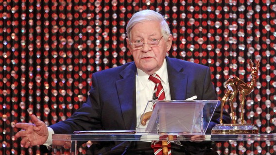 Helmut Schmidt (SPD) spricht 2011 bei der Verleihung des Medienpreises "Bambi". © dpa Foto: Michael Kappeler
