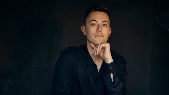 Bariton Äneas Humm im Porträt © Maurice Haas 