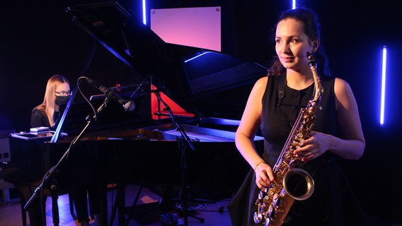 Asya Fateyeva im Studio © NDR Foto: Claudius Hinzmann