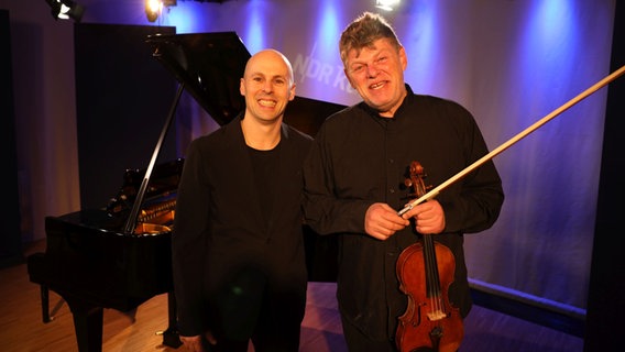 Zwei Männer lachen herzlich und stehen nebeneinander. © Franziska Dieckmann / NDR Foto: Franziska Dieckmann / NDR