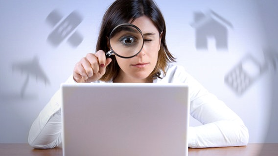 Eine Frau Blickt mit einer Lupe, in einen Laptop. Im Hintergrund sind unscharf Themensymbole zu erkennen. (Bildmontage) © iStock, Fotolia Foto: muharrem öner, Matthias Enter