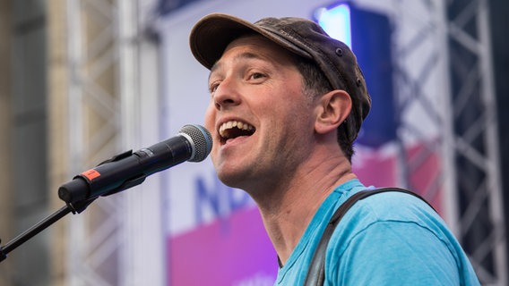Gerrit Hoss auf der NDR Bühne. Gerrit Hoss auf der NDR Bühne. © NDR Foto: Axel Herzig