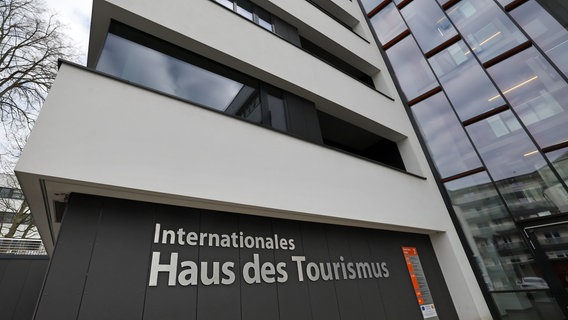 Der Schriftzug "Internationales Haus des Tourismus" ist am gleichnamigen Gebäude, u.a. Sitz vom Tourismusverband MV, zu sehen. © Bernd Wüstneck/dpa Foto: Bernd Wüstneck
