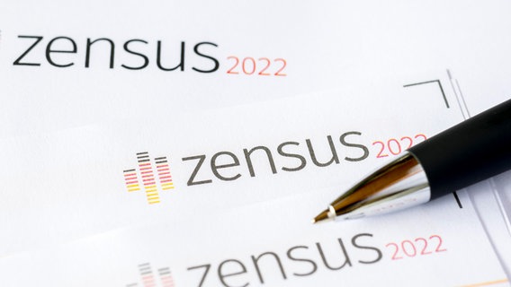 Fragebögen der Wohngebäudezählung beim Zensus 2022 mit einem Stift © picture alliance / imageBROKER Foto: Lilly