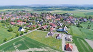 Eine niedersächsische Stadt, aufgenommen von einer Drohne. © dpa-Bildfunk Foto: Julian Stratenschulte