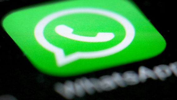 Das Logo der Messenger-App WhatsApp ist auf dem Display eines Smartphones in Düsseldorf zu sehen. Um die Verbraucher besser vor dem unbemerkten Datenklau durch Smartphone-Apps zu warnen, will Nordrhein-Westfalen laut einem Medienbericht eine Gesetzesänderung anstoßen. Wie die «Rheinische Post» berichtet, sollen Anwendungsprogramme wie die Jogger-App «Runtastic» oder das SMS-Programm «Whatsapp» künftig mit prominent platzierten Datenschutz-Warnhinweisen versehen werden - ähnlich den Gesundheits-Warnhinweisen auf Zigarettenpackungen. © picture alliance/dpa Foto: Martin Gerten