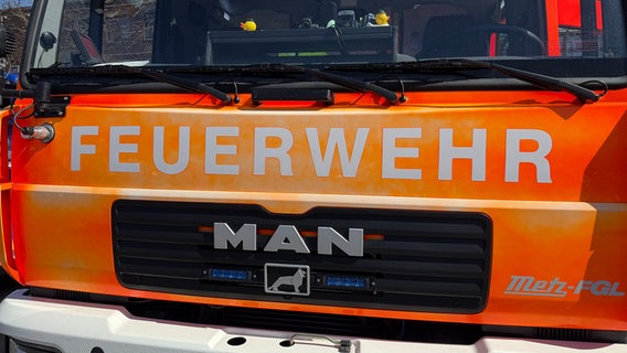 Der Schriftzug "FEUERWEHR" auf einem Einsatzfahrzeug der Feuerwehr © NDR Foto: Jannik Wölffel