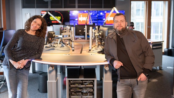 Elke und Jens aus dem NDR 2 Morgen Team im NDR 2 Studio © NDR 2 Foto: Niklas Kusche