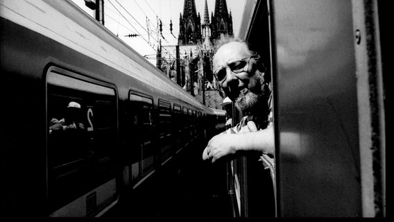 Bassist Lucas Lindholm schaut aus d © NDR 