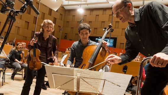 Antje Weithaas, Maximilian Hornung, Andrew Manze und die NDR Radiophilharmonie © NDR Foto: Helge Krückeberg