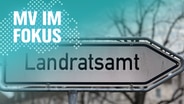 Ein Verkehrsschild in Pfeilform mit dem Schriftzug Landratsamt © NDR Foto: Robert Schubert