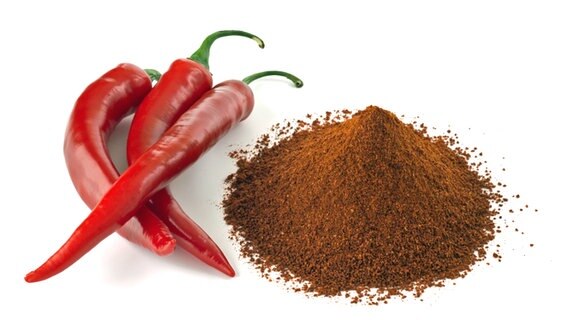Chilipulver und drei Chilischoten © fotolia.com Foto: Michael Schütze