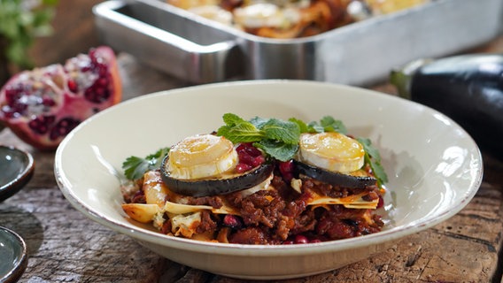 Lasagne mit Rinderhack, Auberginen und Ziegenkäse © NDR Foto: Florian Kruck
