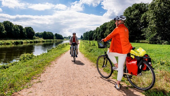 Radfahrer auf dem Radfernweg Alte Salzstraße am Elbe-Lübeck-Kanal © HLMS GmbH / Markus Tiemann 