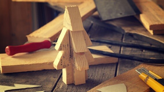 Ein kleiner Weihnachtsbaum, ausgesägt aus Holzresten © Photocase Foto: Andreas Berheide