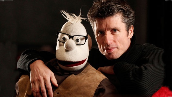 Detlef Wutschik hält seine Klappmaulpuppe "Werner Momsen" im Arm. © Philip Gueland Foto: Philip Gueland