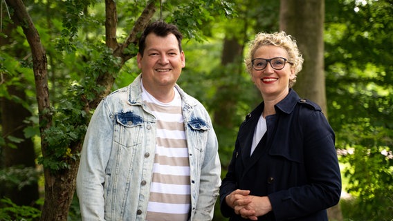 Julia Westlake und Philipp Schmid stehen in einem Wald. © NDR Foto: Katharina Neuhaus